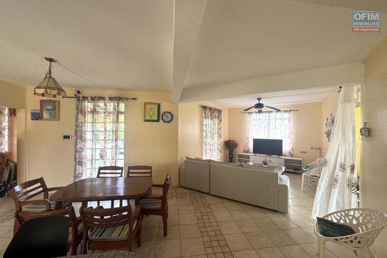 Flic en Flac – À louer grande villa de 5 chambres avec piscine, idéalement située à seulement 5 minutes à pied de la plage et des commerces.