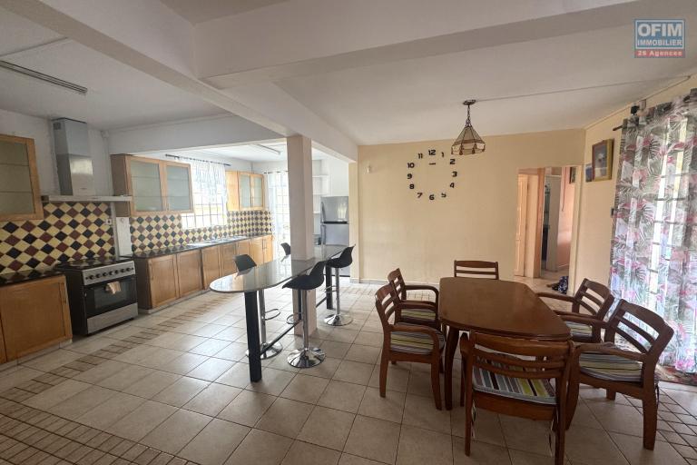 Flic en Flac – À louer grande villa de 5 chambres avec piscine, idéalement située à seulement 5 minutes à pied de la plage et des commerces.