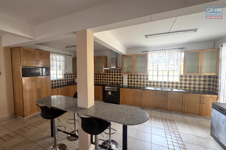 Flic en Flac – À louer grande villa de 5 chambres avec piscine, idéalement située à seulement 5 minutes à pied de la plage et des commerces.