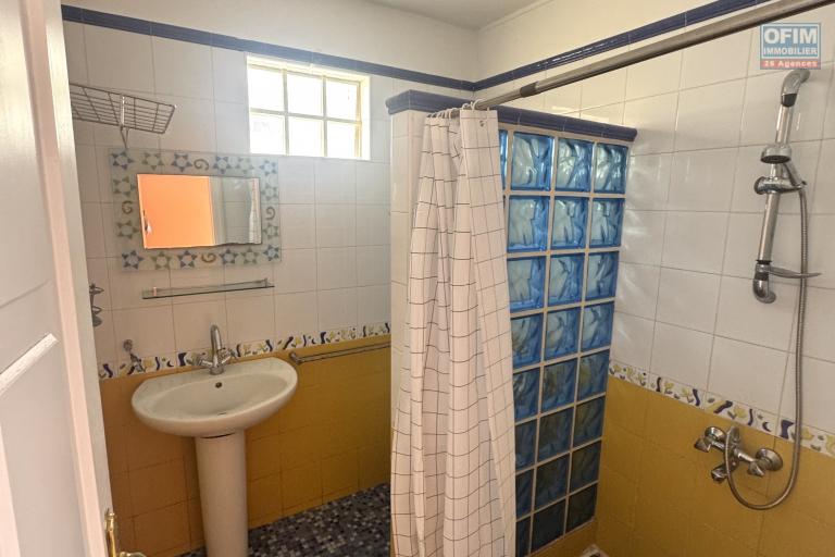 Flic en Flac – À louer grande villa de 5 chambres avec piscine, idéalement située à seulement 5 minutes à pied de la plage et des commerces.