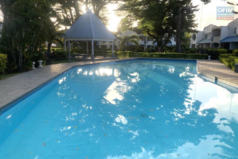 Flic En Flac à louer duplex trois chambres avec piscine situé dans un complexe sécurisé au calme et à deux pas de la plage et des commerces.