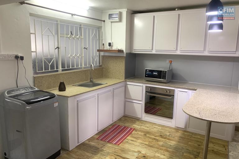 Flic En Flac à louer duplex trois chambres avec piscine situé dans un complexe sécurisé au calme et à deux pas de la plage et des commerces.