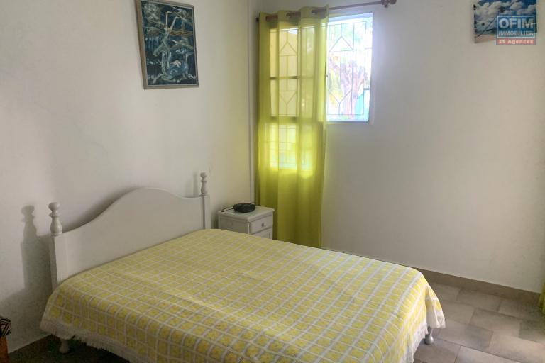 Flic En Flac à louer duplex trois chambres avec piscine situé dans un complexe sécurisé au calme et à deux pas de la plage et des commerces.