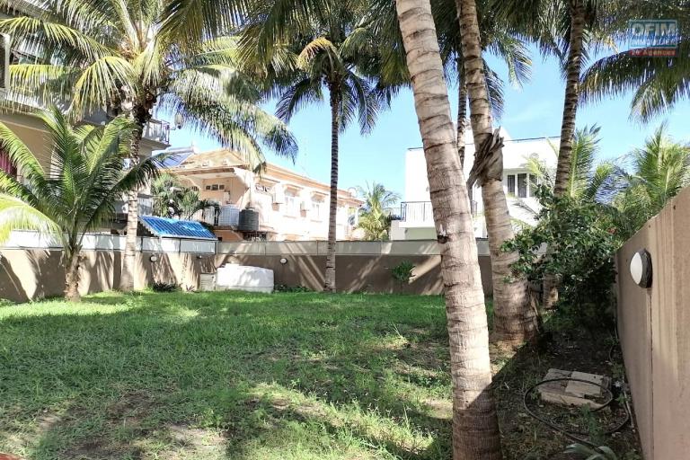 Flic en Flac – À louer Bel appartement 3 chambres avec parking, situé au Rez de chaussée, à seulement 5 minutes à pied de la plage et des commerces.