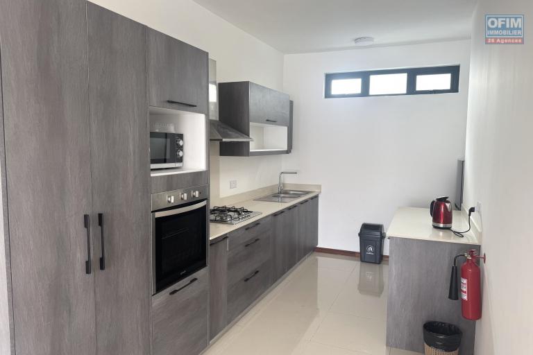 Ébène – À louer Superbe appartement moderne de 3 chambres, idéalement situé au cœur d’Ébène, dans une résidence neuve, sécurisée et avec parking.