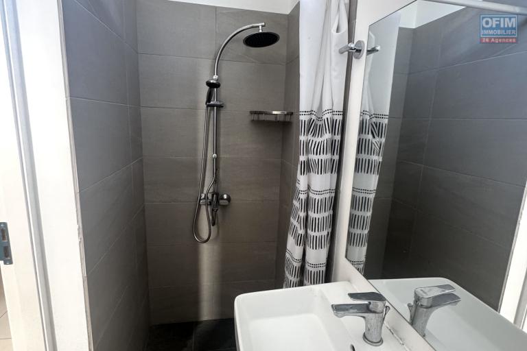 Ébène – À louer Superbe appartement moderne de 3 chambres, idéalement situé au cœur d’Ébène, dans une résidence neuve, sécurisée et avec parking.