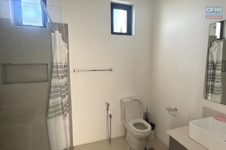 Ébène – À louer Superbe appartement moderne de 3 chambres, idéalement situé au cœur d’Ébène, dans une résidence neuve, sécurisée et avec parking.