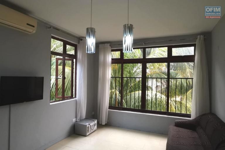 Flic en Flac – À louer appartement de 2 chambres, situé au 2ᵉ étage (sans ascenseur), dans un environnement calme à seulement 5 minutes à pied de la plage et des commerces.