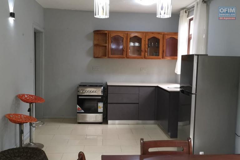 Flic en Flac – À louer appartement de 2 chambres, situé au 2ᵉ étage (sans ascenseur), dans un environnement calme à seulement 5 minutes à pied de la plage et des commerces.