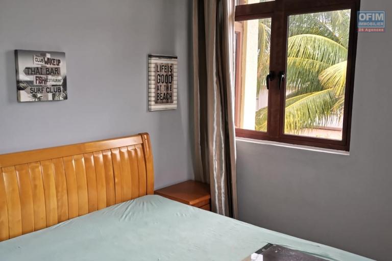 Flic en Flac – À louer appartement de 2 chambres, situé au 2ᵉ étage (sans ascenseur), dans un environnement calme à seulement 5 minutes à pied de la plage et des commerces.