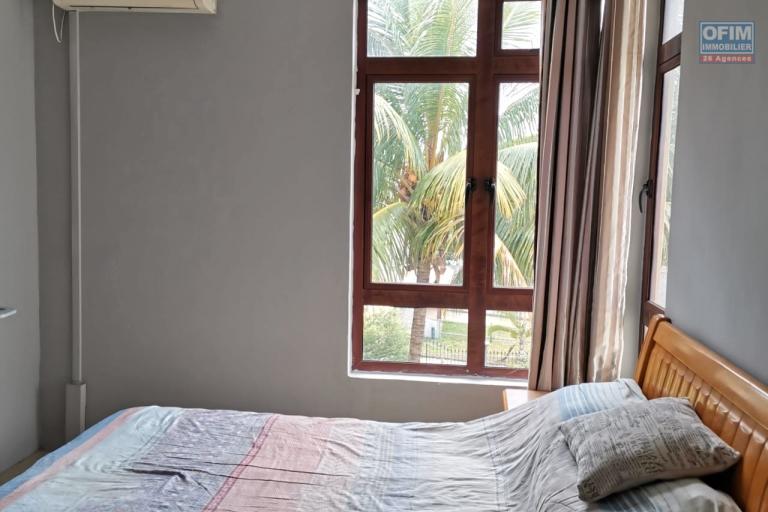 Flic en Flac – À louer appartement de 2 chambres, situé au 2ᵉ étage (sans ascenseur), dans un environnement calme à seulement 5 minutes à pied de la plage et des commerces.