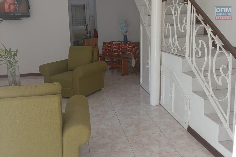 Découvrez maison duplex de 3 chambres, nichée dans un complexe sécurisé et familial,  avec piscine commune et vastes espaces verts à Pereybere.