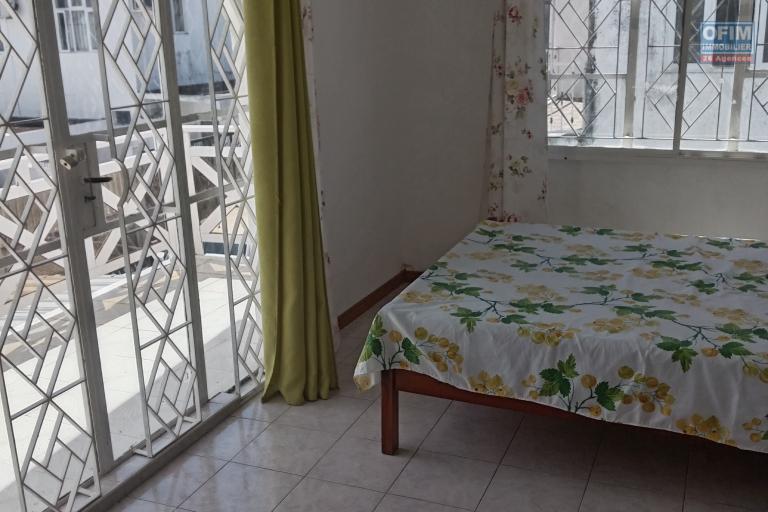 Découvrez maison duplex de 3 chambres, nichée dans un complexe sécurisé et familial,  avec piscine commune et vastes espaces verts à Pereybere.