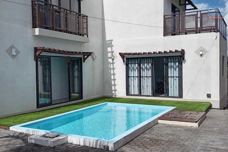 Découvrez cette superbe villa neuve et moderne, disponible à la location long terme (1 an minimum) à Calodyne, un emplacement privilégié à proximité de toutes les commodités et à seulement 2 minutes de la plage de la Butte à l'Herbe !