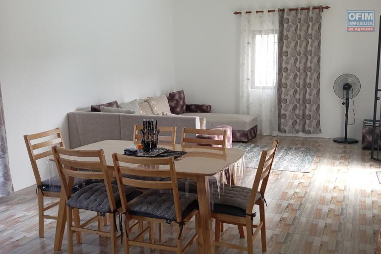 Découvrez cette superbe villa neuve et moderne, disponible à la location long terme (1 an minimum) à Calodyne, un emplacement privilégié à proximité de toutes les commodités et à seulement 2 minutes de la plage de la Butte à l'Herbe !