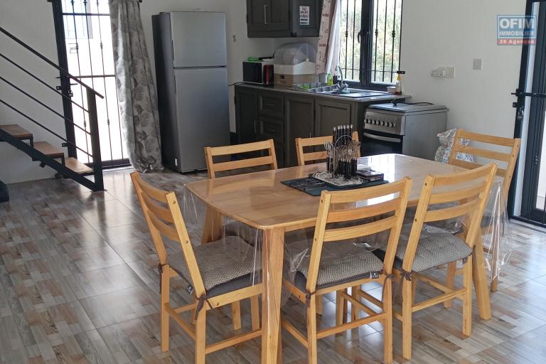 Découvrez cette superbe villa neuve et moderne, disponible à la location long terme (1 an minimum) à Calodyne, un emplacement privilégié à proximité de toutes les commodités et à seulement 2 minutes de la plage de la Butte à l'Herbe !
