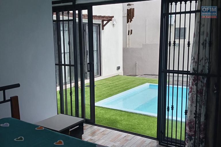 Découvrez cette superbe villa neuve et moderne, disponible à la location long terme (1 an minimum) à Calodyne, un emplacement privilégié à proximité de toutes les commodités et à seulement 2 minutes de la plage de la Butte à l'Herbe !