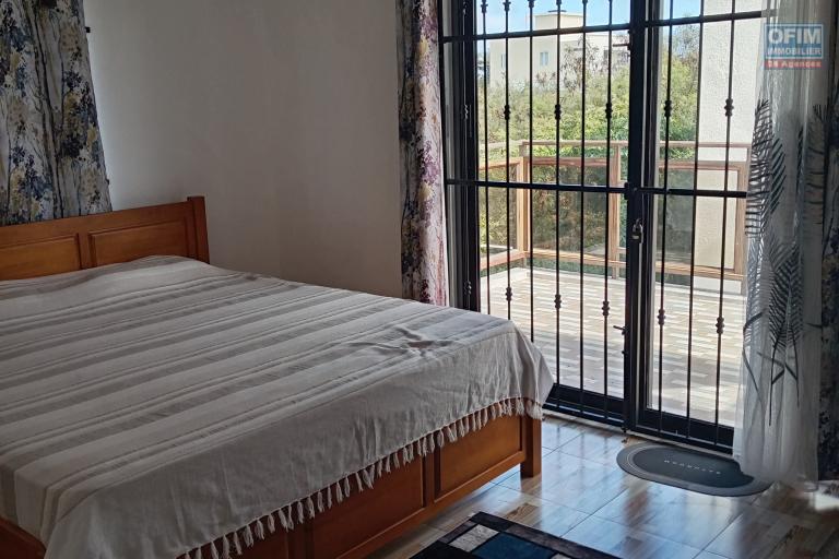 Découvrez cette superbe villa neuve et moderne, disponible à la location long terme (1 an minimum) à Calodyne, un emplacement privilégié à proximité de toutes les commodités et à seulement 2 minutes de la plage de la Butte à l'Herbe !