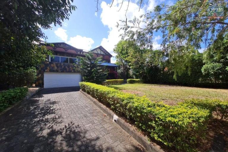 À louer, superbe villa de 4 chambres avec piscine privée et garage, nichée dans l’un des morcellements les plus prestigieux et recherchés de la région.