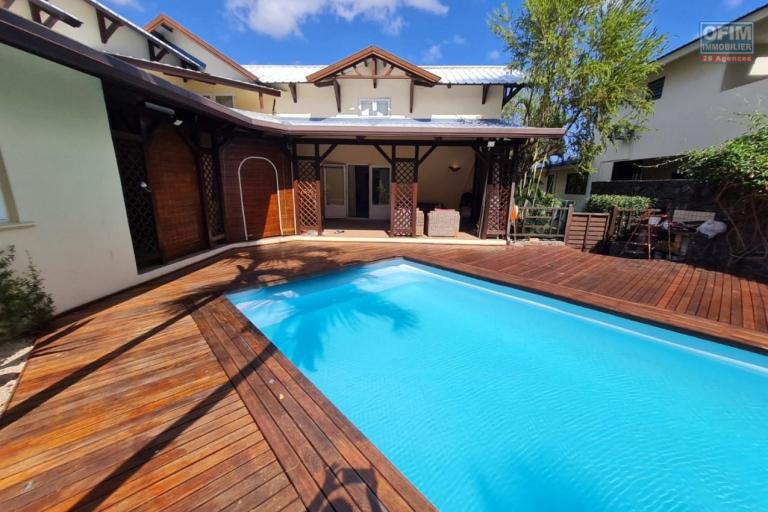 À louer, superbe villa de 4 chambres avec piscine privée et garage, nichée dans l’un des morcellements les plus prestigieux et recherchés de la région.