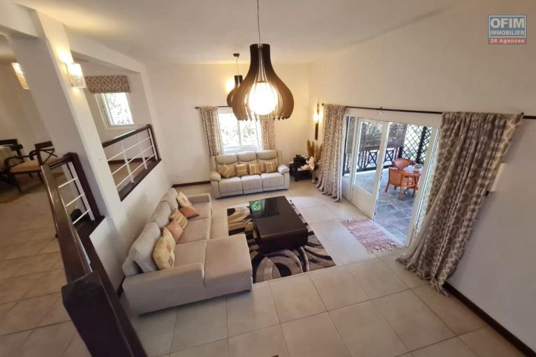 À louer, superbe villa de 4 chambres avec piscine privée et garage, nichée dans l’un des morcellements les plus prestigieux et recherchés de la région.