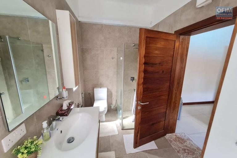 À louer, superbe villa de 4 chambres avec piscine privée et garage, nichée dans l’un des morcellements les plus prestigieux et recherchés de la région.