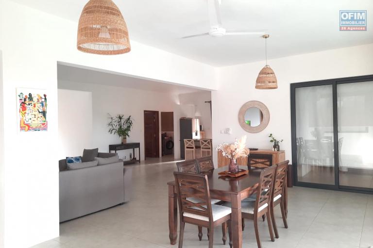 Tamarin – À vendre, villa récente 3 chambres avec piscine et vue dégagée