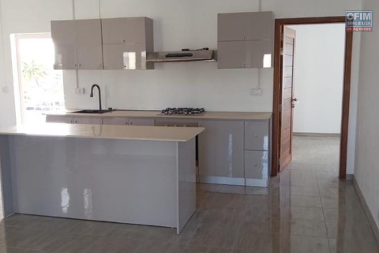 À LOUER – PENTHOUSE 3 CHAMBRES EN SUITE – PEREYBÈRE