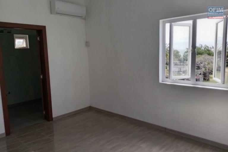 À LOUER – PENTHOUSE 3 CHAMBRES EN SUITE – PEREYBÈRE