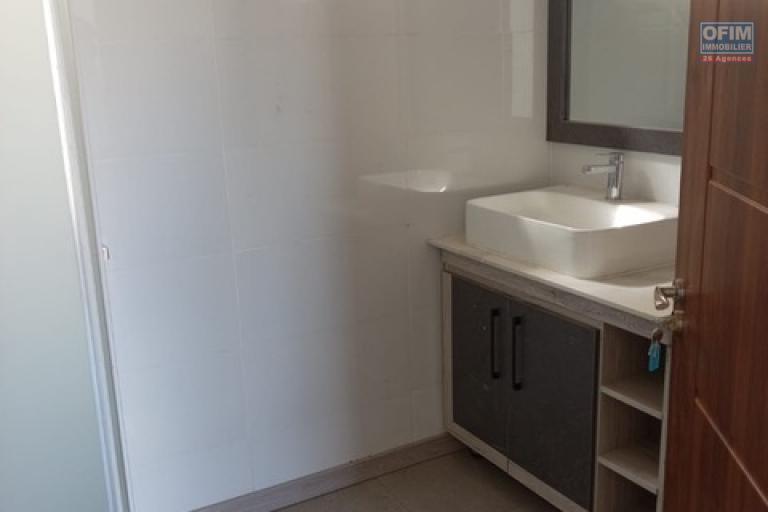 À LOUER – PENTHOUSE 3 CHAMBRES EN SUITE – PEREYBÈRE