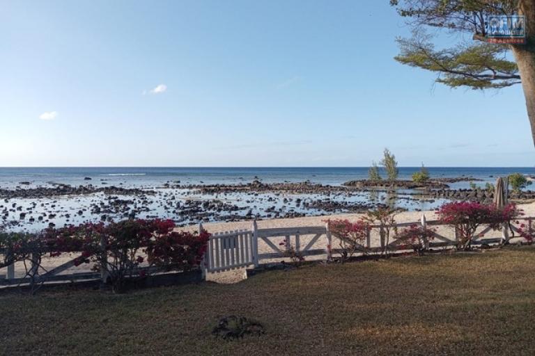 À LOUER – VILLA PIEDS DANS L’EAU DANS RÉSIDENCE SÉCURISÉE À POINTE AUX BICHES