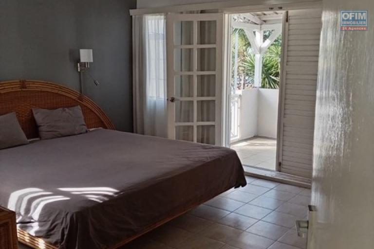 À LOUER – VILLA PIEDS DANS L’EAU DANS RÉSIDENCE SÉCURISÉE À POINTE AUX BICHES