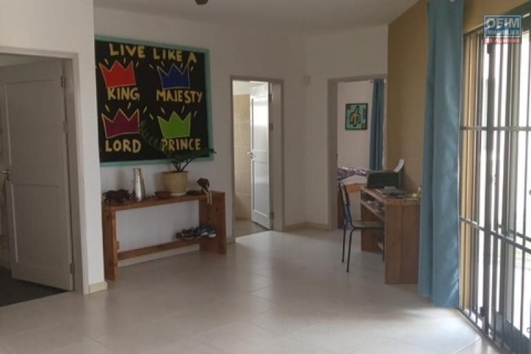 À VENDRE – VILLA AVEC EXCELLENTE RENTABILITÉ LOCATIVE – GRAND GAUBE  Grand Gaube, à quelques minutes de Calodyne et moins de 10 min de Grand Baie Villa neuve très bien entretenue. Aucun frais a prévoir. Emplacement de choix.