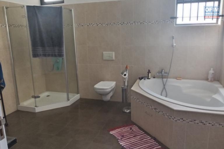 À VENDRE – VILLA AVEC EXCELLENTE RENTABILITÉ LOCATIVE – GRAND GAUBE  Grand Gaube, à quelques minutes de Calodyne et moins de 10 min de Grand Baie Villa neuve très bien entretenue. Aucun frais a prévoir. Emplacement de choix.