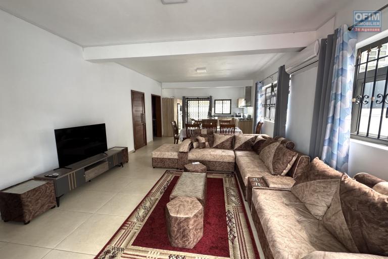 Flic en Flac à louer agréable et récent appartement 2 chambres situé au rez-de-chaussée  au calme à 200 m de la plage.