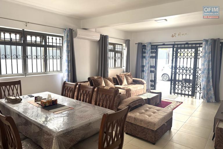 Flic en Flac à louer agréable et récent appartement 2 chambres situé au rez-de-chaussée  au calme à 200 m de la plage.