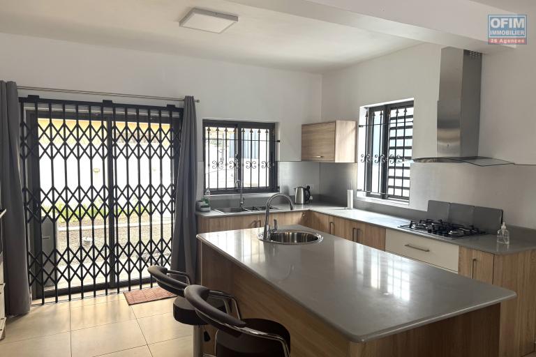 Flic en Flac à louer agréable et récent appartement 2 chambres situé au rez-de-chaussée  au calme à 200 m de la plage.