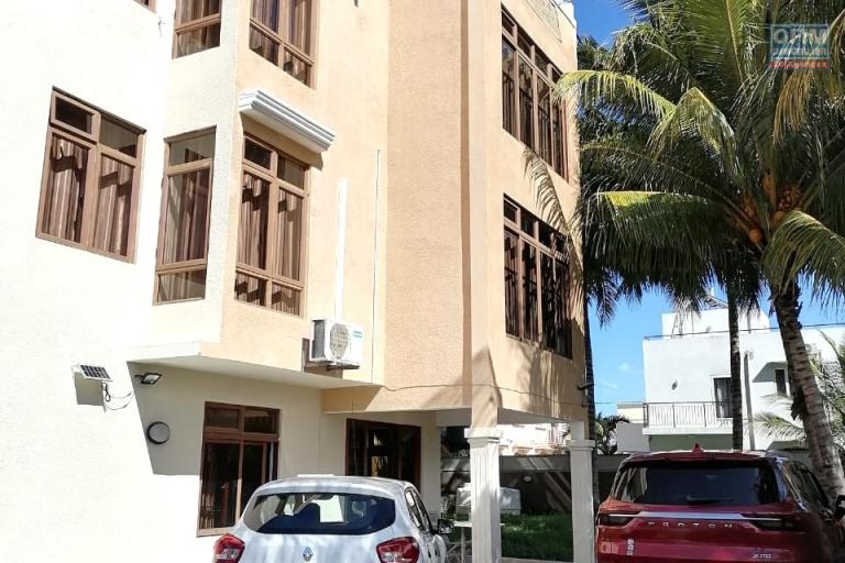 Flic en Flac – À louer Bel appartement 3 chambres avec parking, situé au Rez de chaussée, à seulement 5 minutes à pied de la plage et des commerces.