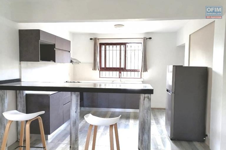 Flic en Flac – À louer Bel appartement 3 chambres avec parking, situé au Rez de chaussée, à seulement 5 minutes à pied de la plage et des commerces.