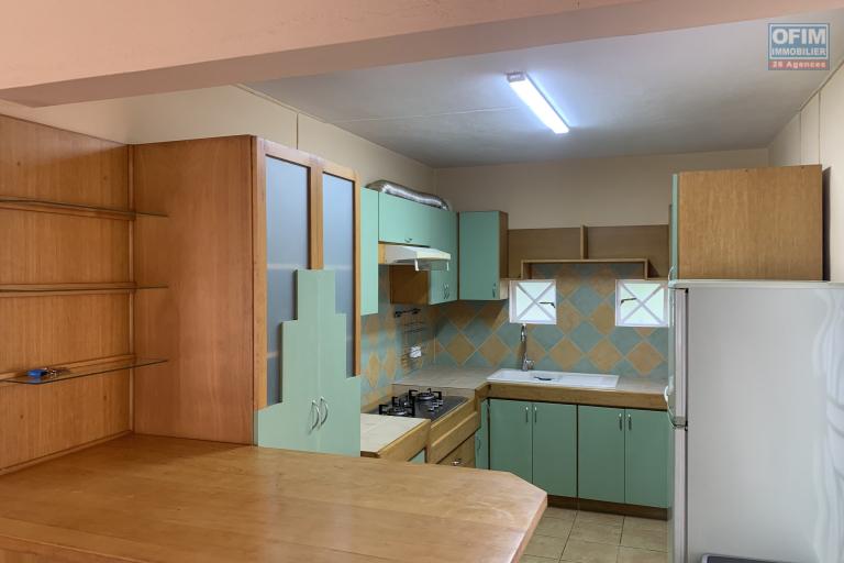  Tamarin à louer ravissant duplex 3 chambres situé dans une résidence sécurisée avec piscine commune et un grand parc au calme.