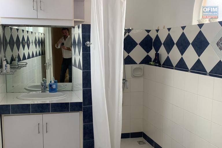  Tamarin à louer ravissant duplex 3 chambres situé dans une résidence sécurisée avec piscine commune et un grand parc au calme.