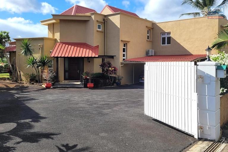 À vendre – Villa de caractère avec vue mer et montagne à Tamarin