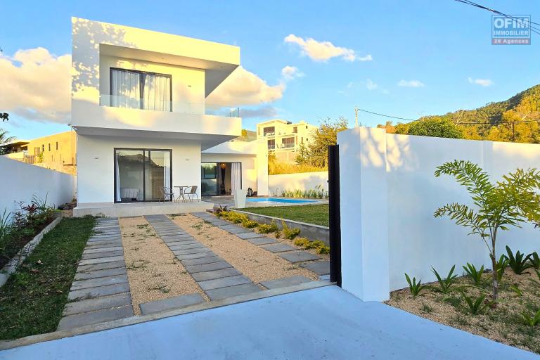 La Gaulette – À louer superbe villa contemporaine récente avec piscine, dans un environnement calme.