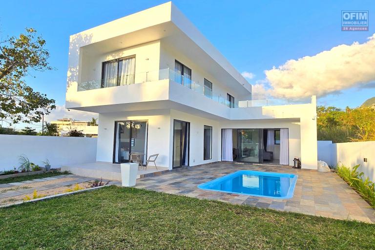 La Gaulette – À louer superbe villa contemporaine récente avec piscine, dans un environnement calme.