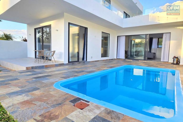 La Gaulette – À louer superbe villa contemporaine récente avec piscine, dans un environnement calme.