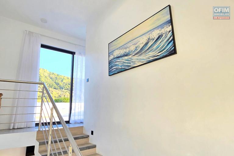 La Gaulette – À louer superbe villa contemporaine récente avec piscine, dans un environnement calme.