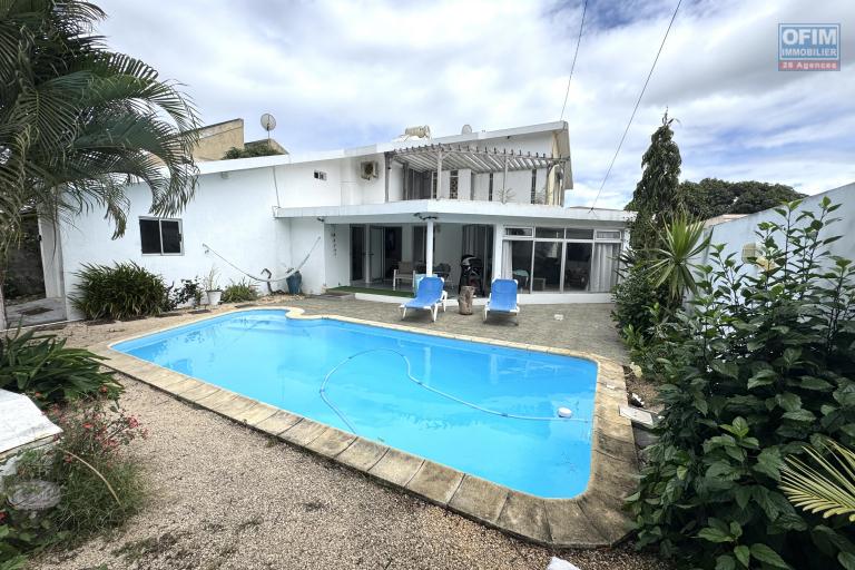 Roches Brunes – À vendre agréable villa avec garage, piscine et studio indépendant