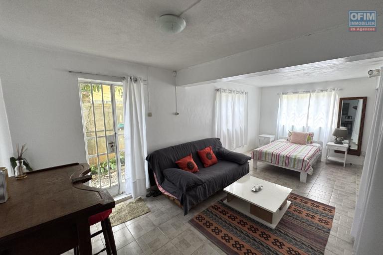 Roches Brunes – À vendre agréable villa avec garage, piscine et studio indépendant