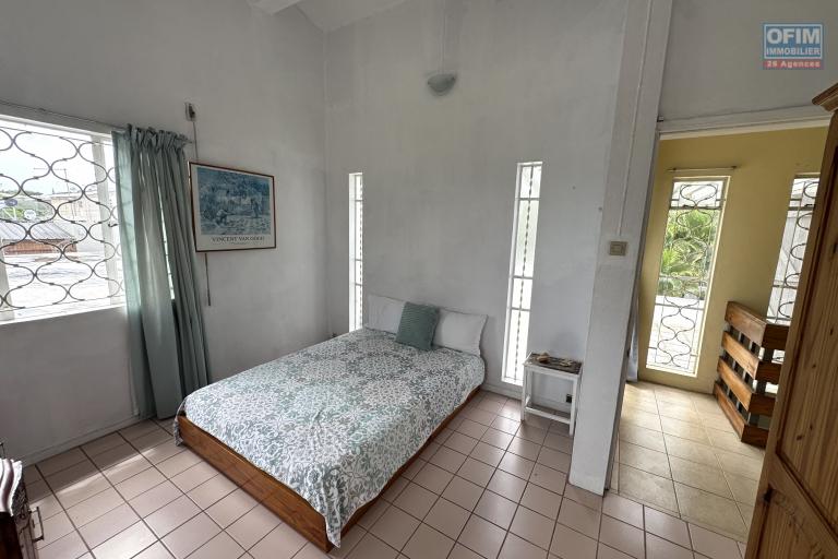 Roches Brunes – À vendre agréable villa avec garage, piscine et studio indépendant