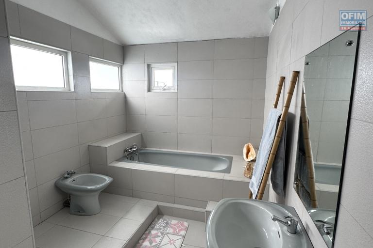 Roches Brunes – À vendre agréable villa avec garage, piscine et studio indépendant